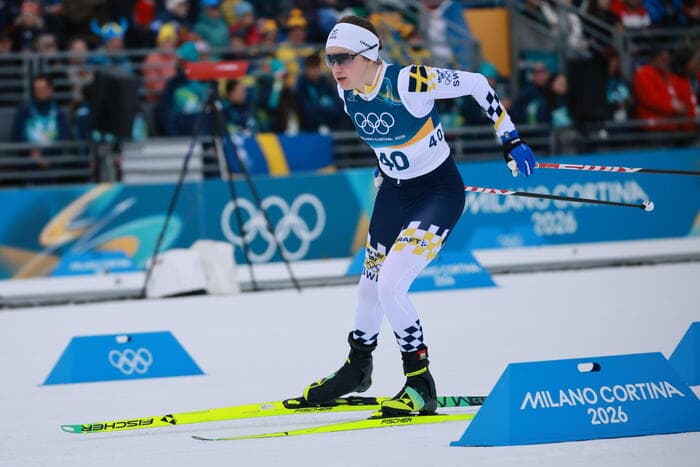 Caduta, attacco rotto e 400 metri di corsa con lo sci in mano: l’immagine simbolo della staffetta