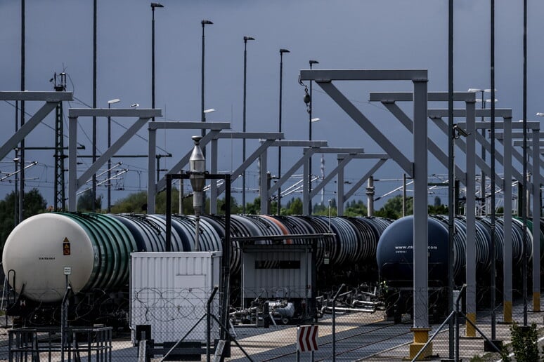Mercati in frenata: il petrolio chiude in calo a New York, scambi a 93,89 dollari