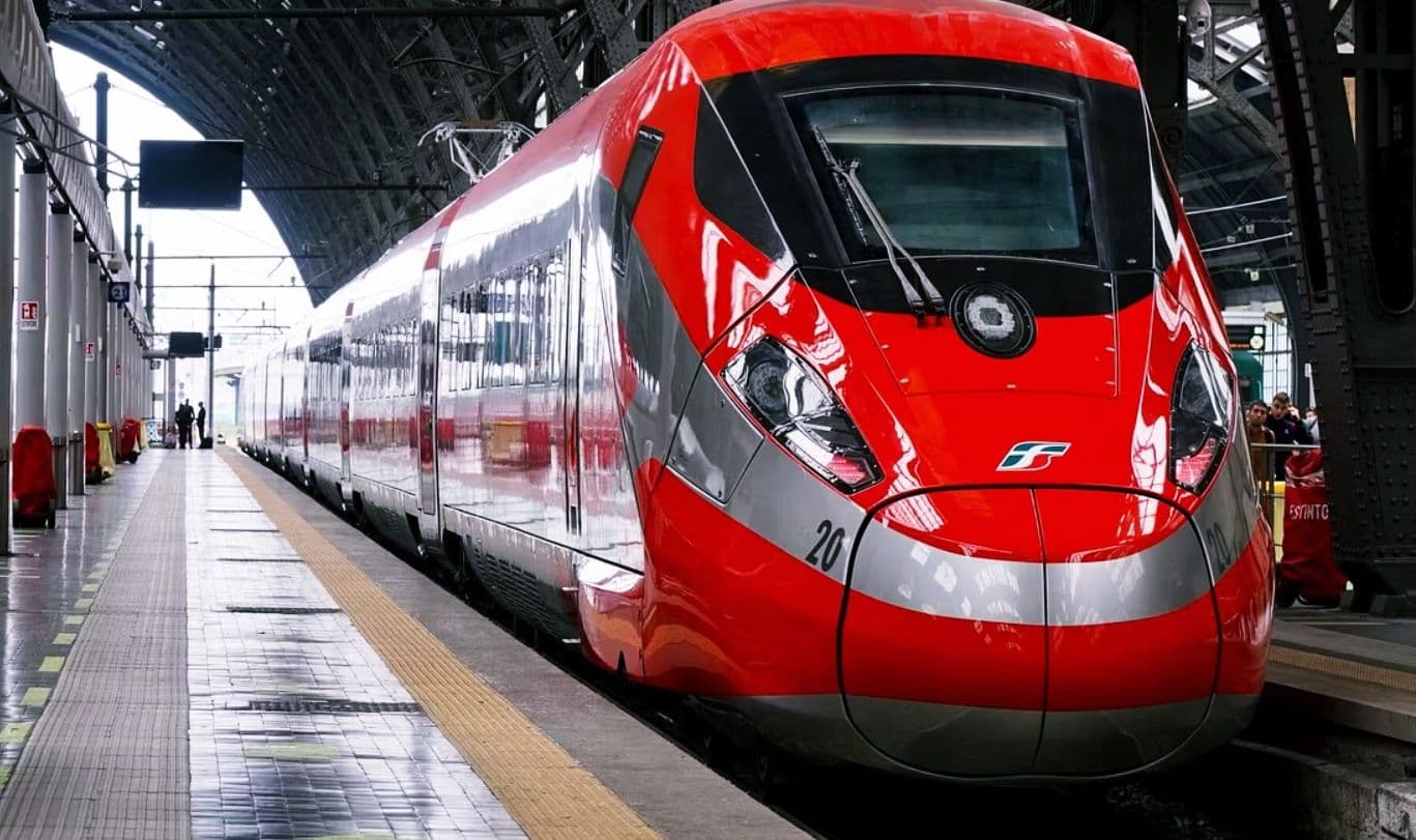 Da Cosenza a Roma, il viaggio che diventa resistenza: la Calabria ferroviaria tra attese, ritardi e dignità