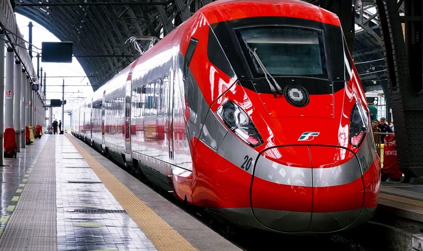 Da Cosenza a Roma, il viaggio che diventa resistenza: la Calabria ferroviaria tra attese, ritardi e dignità