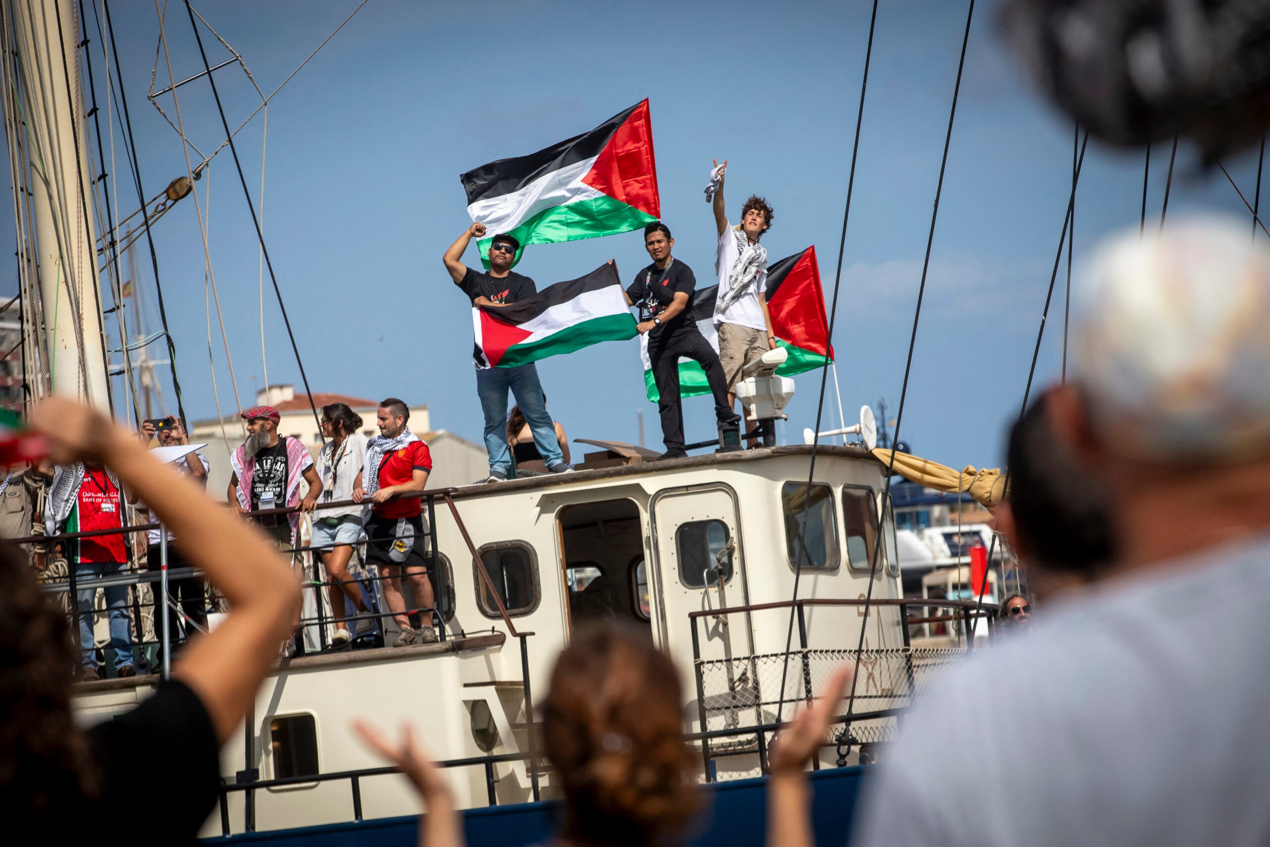 Tensione nel Mediterraneo: Israele espelle due attivisti della Freedom Flotilla dopo il fermo
