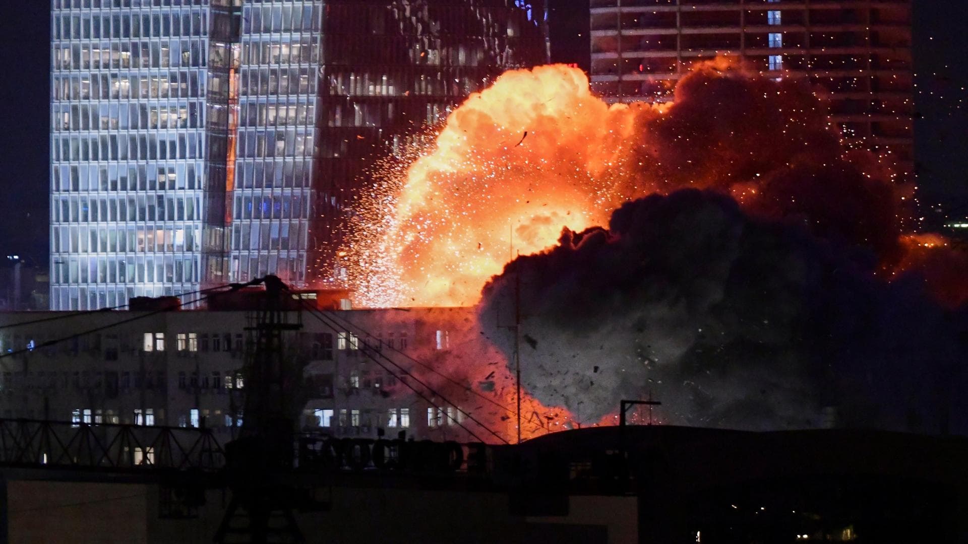 Missili su Tel Aviv, stazione devastata e due feriti gravi: la guerra alza ancora il livello
