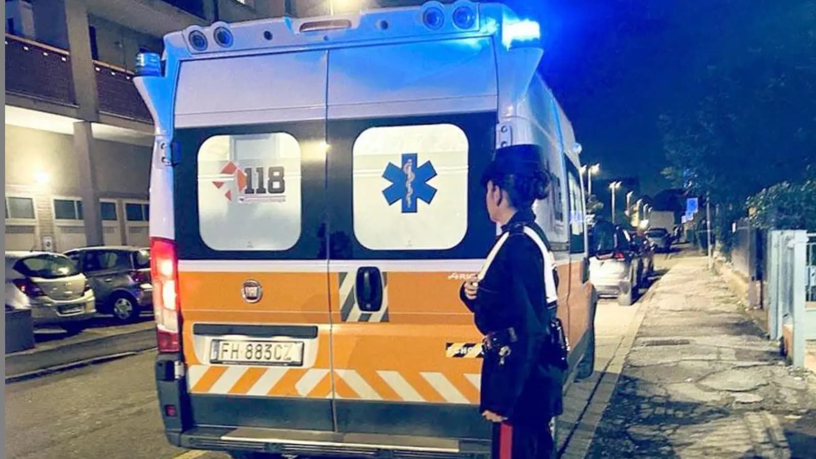 Prato sotto shock: 23enne accoltellato mentre difende una collega, fermati due sospetti