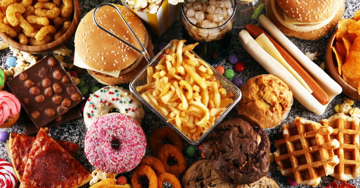 Cibi ultra-processati “come le sigarette”: gli esperti chiedono di studiarli come dipendenze