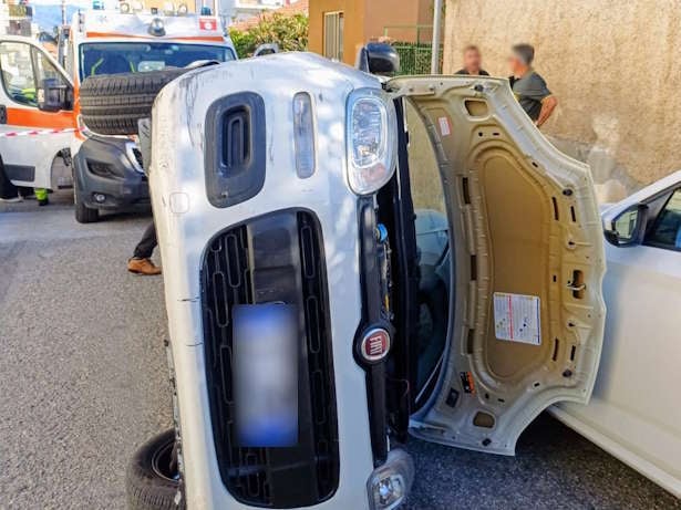 Auto si ribalta a Messina: paura per un 86enne, salvato e trasportato d’urgenza