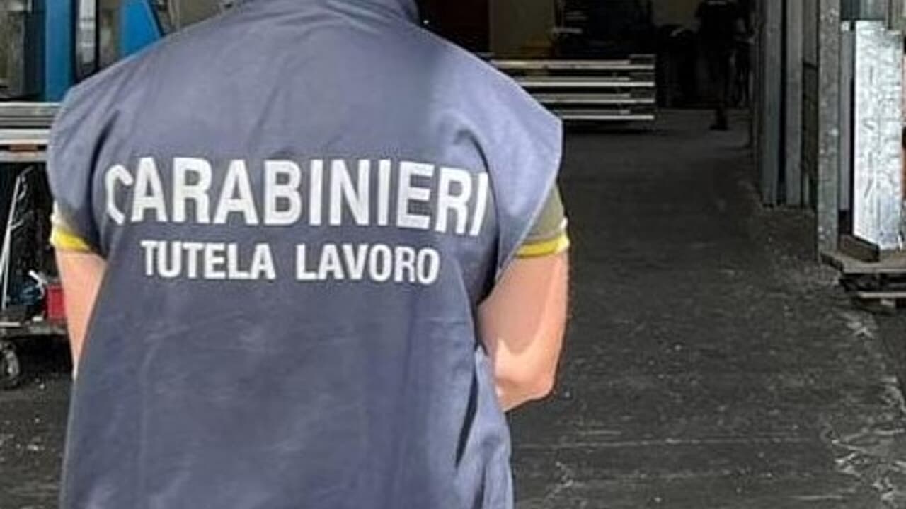 Lavoro nero e sicurezza, stretta dei Carabinieri: a Crotone irregolarità in 57 controlli su 68