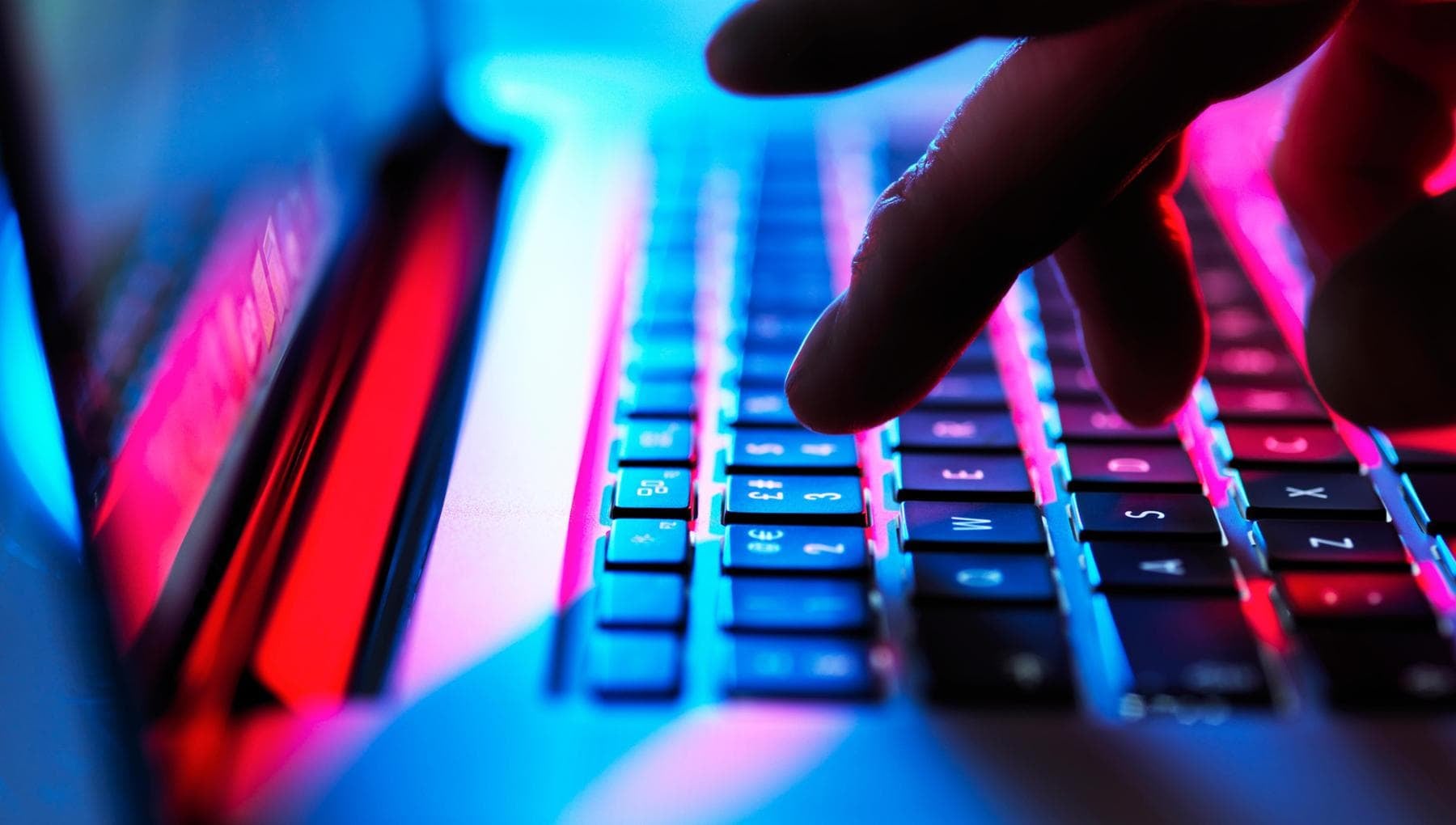 Identità in vendita: sul dark web bastano 35 dollari per “comprare” un italiano