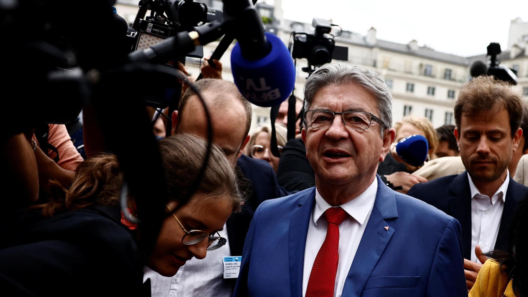 “Mélenchon rompe gli indugi: ufficiale la corsa all’Eliseo, la sfida alla destra è lanciata”