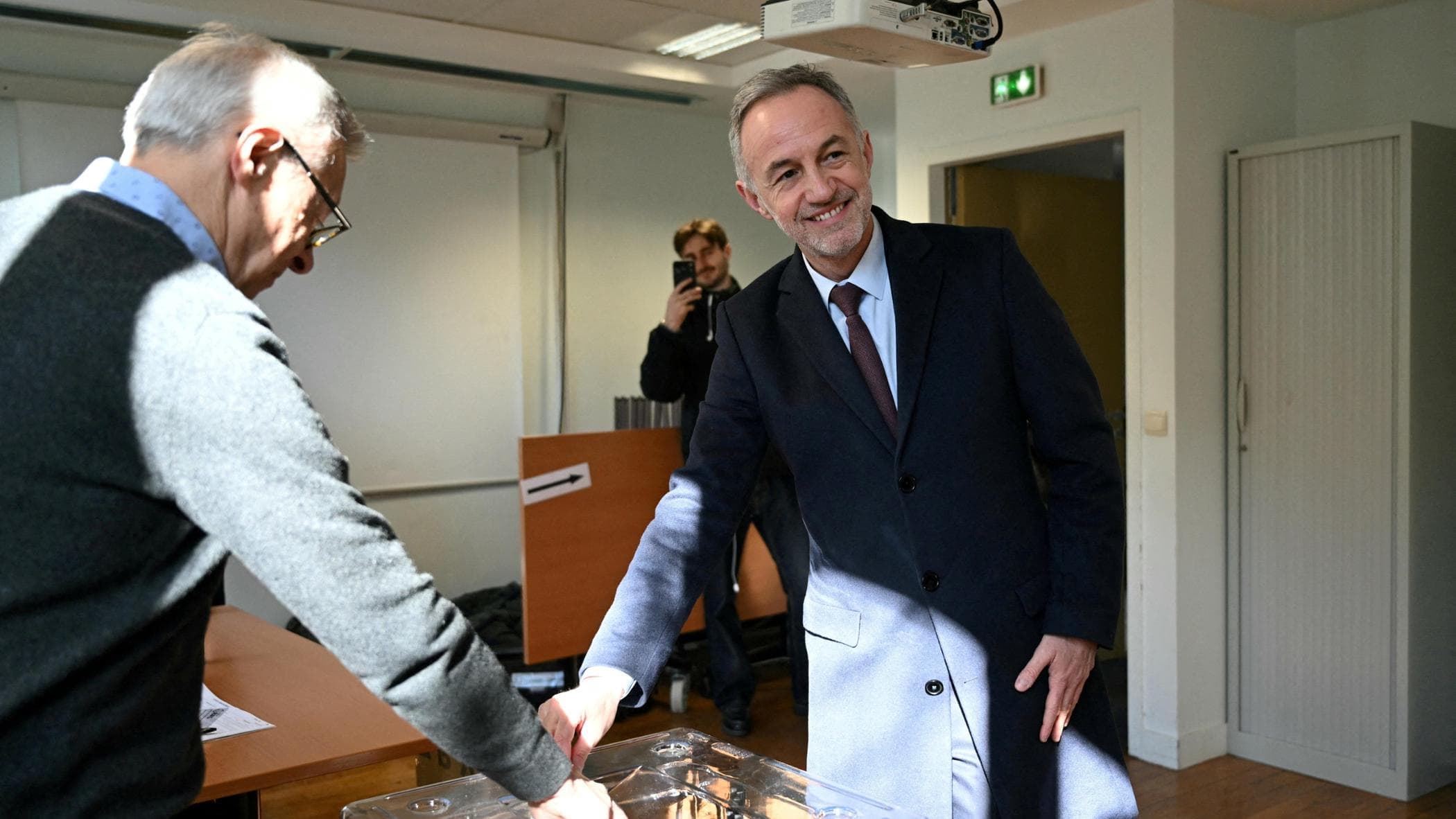 Francia, il voto che prepara il dopo: le comunali diventano il vero prologo della corsa all’Eliseo