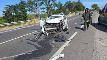 Sangue sulla Statale 106: Tragico Scontro tra Auto e Camion a Corigliano-Rossano, un Morto e Strada Chiusa