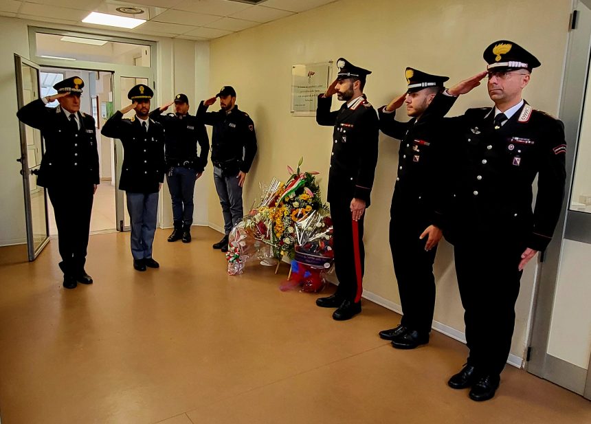 La Questura di Crotone porge il suo omaggio per i Carabinieri, caduti nell’espletamento del servizio, al Comando Provinciale del Capoluogo.