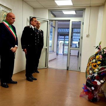 Il Sindaco di Crotone porge il suo omaggio per i Carabinieri, caduti nell’espletamento del servizio, al Comando Provinciale del Capoluogo.