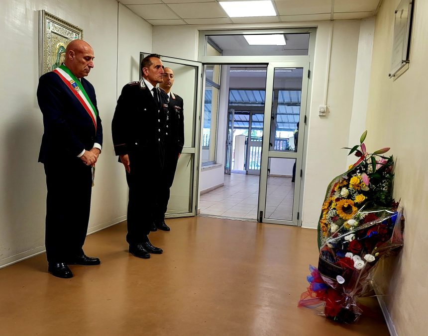 Il Sindaco di Crotone porge il suo omaggio per i Carabinieri, caduti nell’espletamento del servizio, al Comando Provinciale del Capoluogo.