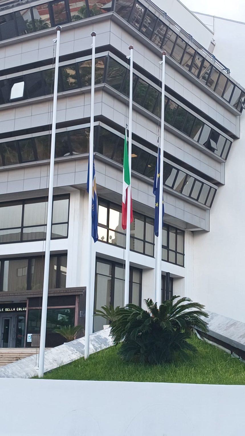 LUTTO NAZIONALE PER I CARABINIERI UCCISI A CASTEL D’AZZANO, ESPOSTE BANDIERE A MEZZ’ASTA SULLA FACCIATA DELLA SEDE DEL CONSIGLIO REGIONALE DELLA CALABRIA