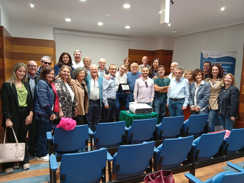 Prosegue con grande partecipazione la XV edizione del Corso di aggiornamento in Odontoiatria 2025, promosso dalla Commissione Albo Odontoiatri dell’Ordine dei Medici Chirurghi e Odontoiatri della provincia di Catanzaro, presieduta dal dottor Salvatore De Filippo. Nel terzo appuntamento del percorso formativo, nella sala Catuogno della sede dell’Ordine dei Medici in via Settembrini a Catanzaro, dedicato all’evoluzione delle leghe in nichel titanio, il dottor Luigi Cecchinato ha tenuto una lectio di alto profilo scientifico, aprendo un confronto tecnico su materiali, protocolli e responsabilità clinica. Prima della relazione scientifica, il presidente De Filippo ha voluto soffermarsi su un tema centrale per la categoria, vale a dire il contrasto al turismo odontoiatrico. Nel suo intervento, De Filippo ha poi ricordato l’impegno dell’Albo sul fronte del turismo odontoiatrico, fenomeno in crescita anche in Calabria, per il quale è stato redatto un documento che ribadisce tre principi fondamentali: in Italia può esercitare l’odontoiatria solo chi è iscritto all’Albo; le prestazioni devono essere eseguite in ambienti sanitari autorizzati; ogni comunicazione deve rispettare le norme sulla pubblicità sanitaria. Nel documento approvato nei giorni scorsi, la Commissione Albo Odontoiatri intende ribadire, infatti, che: la diagnosi e la terapia odontoiatrica costituiscono atti medici e, come tali, possono essere eseguiti esclusivamente da professionisti iscritti agli Albi degli Odontoiatri; le prestazioni devono essere effettuate in strutture legittimate all’esercizio dell’attività sanitaria, nel rispetto delle norme vigenti e a garanzia della sicurezza del paziente; devono essere osservate le disposizioni in materia di pubblicità sanitaria, al fine di assicurare correttezza e trasparenza dell’informazione. Pur nel pieno rispetto della libertà di scelta del paziente, la Commissione ritiene doveroso evidenziare che “le cure odontoiatriche effettuate all’estero potrebbero risultare poco rispettose dell’integrità dell’elemento dentario, privilegiando procedure rapide che prevedono, ad esempio, l’estrazione di denti recuperabili e non consentono i necessari tempi di valutazione biologica, poiché l’intero iter terapeutico deve spesso essere concentrato in poche ore”. «Il nostro obiettivo – ha concluso De Filippo – non è difendere i fatturati degli studi, ma tutelare la salute dei cittadini, informandoli sui rischi di trattamenti frettolosi o eseguiti all’estero senza adeguate garanzie». Il corso di aggiornamento in Odontoiatria 2025, che proseguirà giovedì 16 ottobre con l’ultimo appuntamento: protagonista il dottor Andrea Gianmarco Tuzio che relazionerà sul tema “Le società tra professionisti e il regime autorizzativo delle attività sanitarie nella Regione Calabria”.