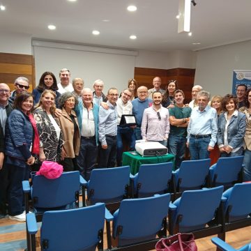 Prosegue con grande partecipazione la XV edizione del Corso di aggiornamento in Odontoiatria 2025, promosso dalla Commissione Albo Odontoiatri dell’Ordine dei Medici Chirurghi e Odontoiatri della provincia di Catanzaro, presieduta dal dottor Salvatore De Filippo. Nel terzo appuntamento del percorso formativo, nella sala Catuogno della sede dell’Ordine dei Medici in via Settembrini a Catanzaro, dedicato all’evoluzione delle leghe in nichel titanio, il dottor Luigi Cecchinato ha tenuto una lectio di alto profilo scientifico, aprendo un confronto tecnico su materiali, protocolli e responsabilità clinica. Prima della relazione scientifica, il presidente De Filippo ha voluto soffermarsi su un tema centrale per la categoria, vale a dire il contrasto al turismo odontoiatrico. Nel suo intervento, De Filippo ha poi ricordato l’impegno dell’Albo sul fronte del turismo odontoiatrico, fenomeno in crescita anche in Calabria, per il quale è stato redatto un documento che ribadisce tre principi fondamentali: in Italia può esercitare l’odontoiatria solo chi è iscritto all’Albo; le prestazioni devono essere eseguite in ambienti sanitari autorizzati; ogni comunicazione deve rispettare le norme sulla pubblicità sanitaria. Nel documento approvato nei giorni scorsi, la Commissione Albo Odontoiatri intende ribadire, infatti, che: la diagnosi e la terapia odontoiatrica costituiscono atti medici e, come tali, possono essere eseguiti esclusivamente da professionisti iscritti agli Albi degli Odontoiatri; le prestazioni devono essere effettuate in strutture legittimate all’esercizio dell’attività sanitaria, nel rispetto delle norme vigenti e a garanzia della sicurezza del paziente; devono essere osservate le disposizioni in materia di pubblicità sanitaria, al fine di assicurare correttezza e trasparenza dell’informazione. Pur nel pieno rispetto della libertà di scelta del paziente, la Commissione ritiene doveroso evidenziare che “le cure odontoiatriche effettuate all’estero potrebbero risultare poco rispettose dell’integrità dell’elemento dentario, privilegiando procedure rapide che prevedono, ad esempio, l’estrazione di denti recuperabili e non consentono i necessari tempi di valutazione biologica, poiché l’intero iter terapeutico deve spesso essere concentrato in poche ore”. «Il nostro obiettivo – ha concluso De Filippo – non è difendere i fatturati degli studi, ma tutelare la salute dei cittadini, informandoli sui rischi di trattamenti frettolosi o eseguiti all’estero senza adeguate garanzie». Il corso di aggiornamento in Odontoiatria 2025, che proseguirà giovedì 16 ottobre con l’ultimo appuntamento: protagonista il dottor Andrea Gianmarco Tuzio che relazionerà sul tema “Le società tra professionisti e il regime autorizzativo delle attività sanitarie nella Regione Calabria”.