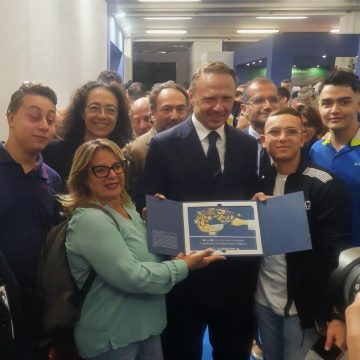 STUDENTI MAJORANA PROTAGONISTI A FIERA LEVANTE BARI. INCONTRO CON MINISTRO AGRICOLTURA CHE ACCOGLIE INVITO A VISITARE ISTITUTO CORIGLIANO-ROSSANO.