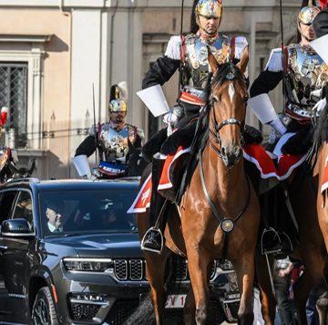 Papa Leone XIV da Mattarella scortato da Corazzieri a cavallo