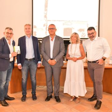 DALLA FABBRICA AMARELLI AD ANVERSA, GAMBERO VIOLA CARIATI ICONA EUROPEA CONTRO L’OICOFOBIA. OTTO TORRI RINGRAZIA ARTISTA ANDALUSO SANTIAGO YDÁÑEZ