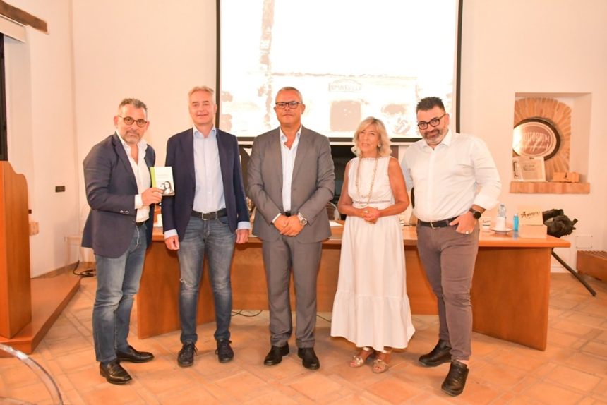 DALLA FABBRICA AMARELLI AD ANVERSA, GAMBERO VIOLA CARIATI ICONA EUROPEA CONTRO L’OICOFOBIA. OTTO TORRI RINGRAZIA ARTISTA ANDALUSO SANTIAGO YDÁÑEZ