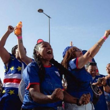La Nazione africana Capo Verde fa la storia e si qualifica ai Mondiali. Poi l’invasione di campo