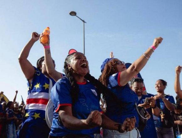 La Nazione africana Capo Verde fa la storia e si qualifica ai Mondiali. Poi l’invasione di campo
